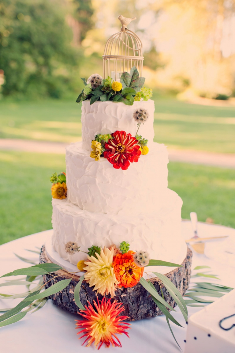 colorful rustic wedding cake // joyeuse photography