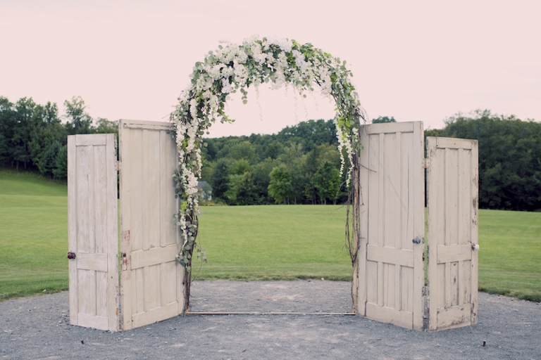 rustic wedding arch joyeuse photography