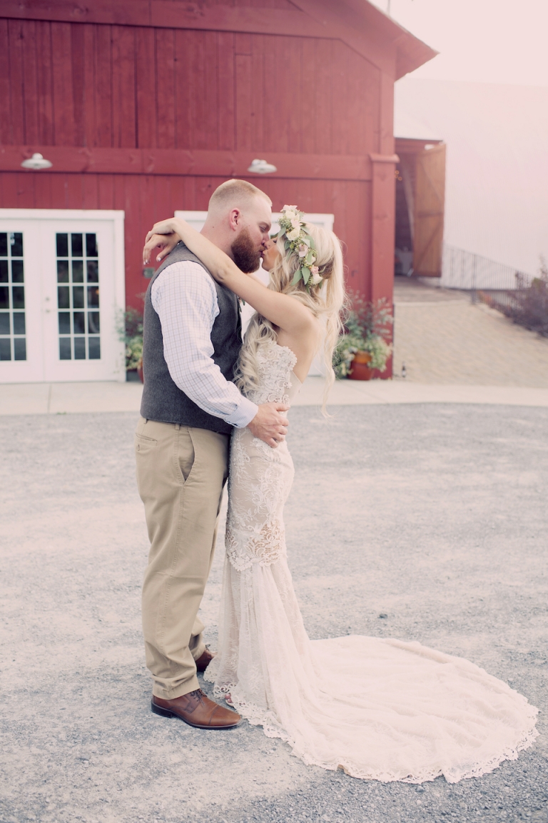rustic barn wedding joyeuse photography