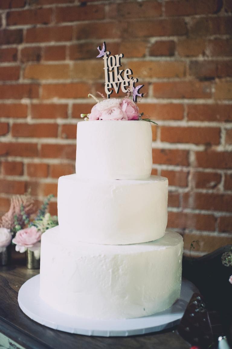 simple summer wedding cake // joyeuse photography