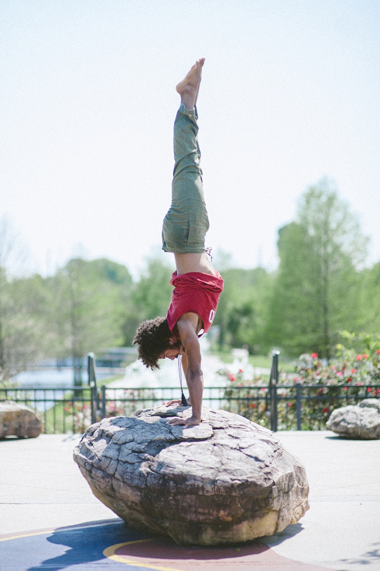 yoga photography handstand joyeuse photography